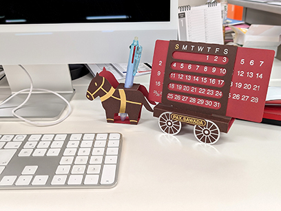 デスクの上の馬型ペン立てと万年カレンダー